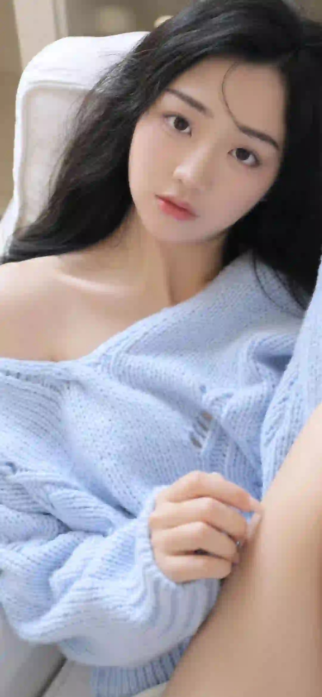 漏肩穿搭 毛线衣女孩 长腿美女 居家
