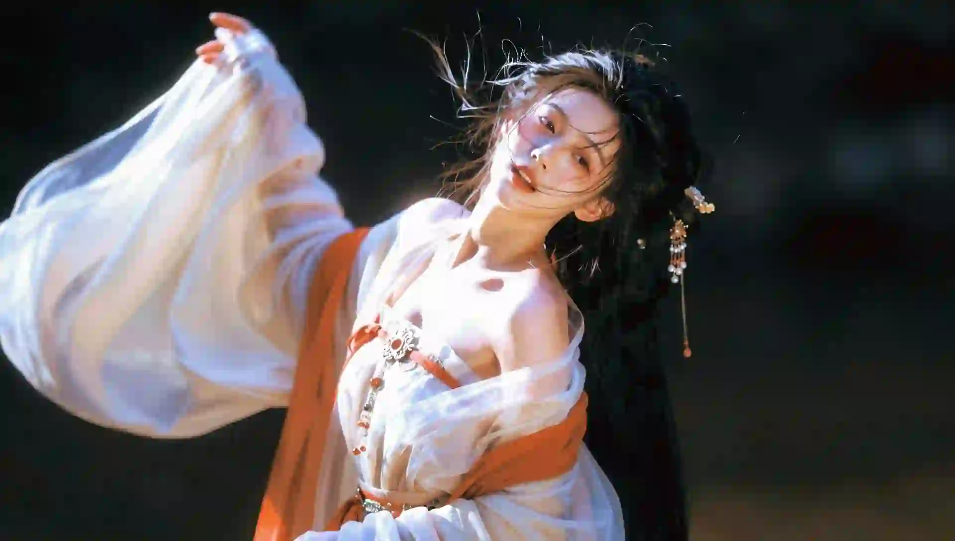 颓废治愈氛围_自然静谧气息_斑驳梦幻光影_呼吸感_梦核_流光溢彩_极致光影美学_中西艺术融合_独特胶片颗粒感_非常规构图_诗意_白橙点缀__3167754681.png