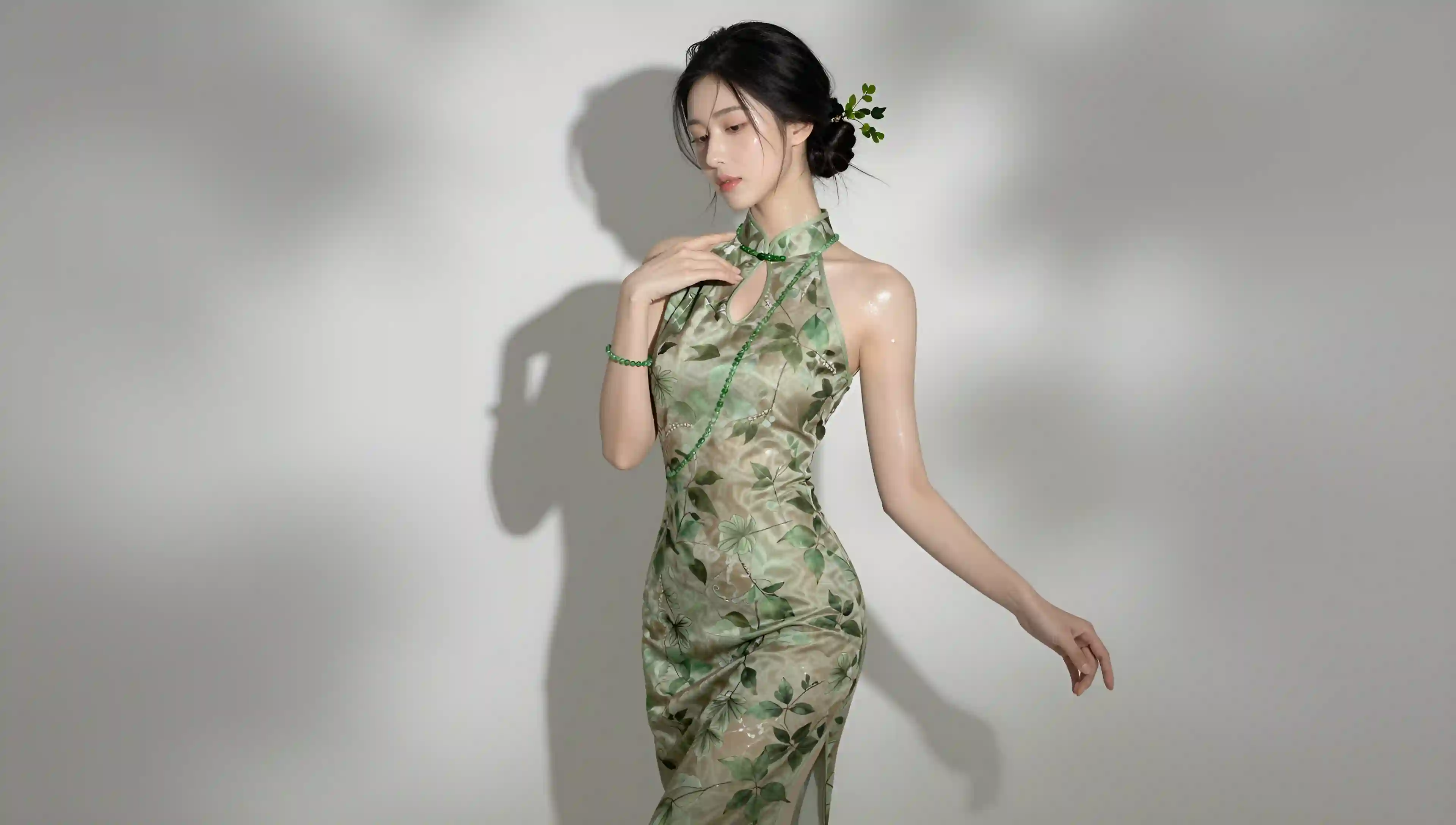专业人像摄影_光影_艺术人像_女子身穿绿色树叶及藤蔓图案修身长款纱质中式连衣裙_裙摆不规则_清新自然_灵动优雅_表情柔和_眼神宁静_举_2818387163.png