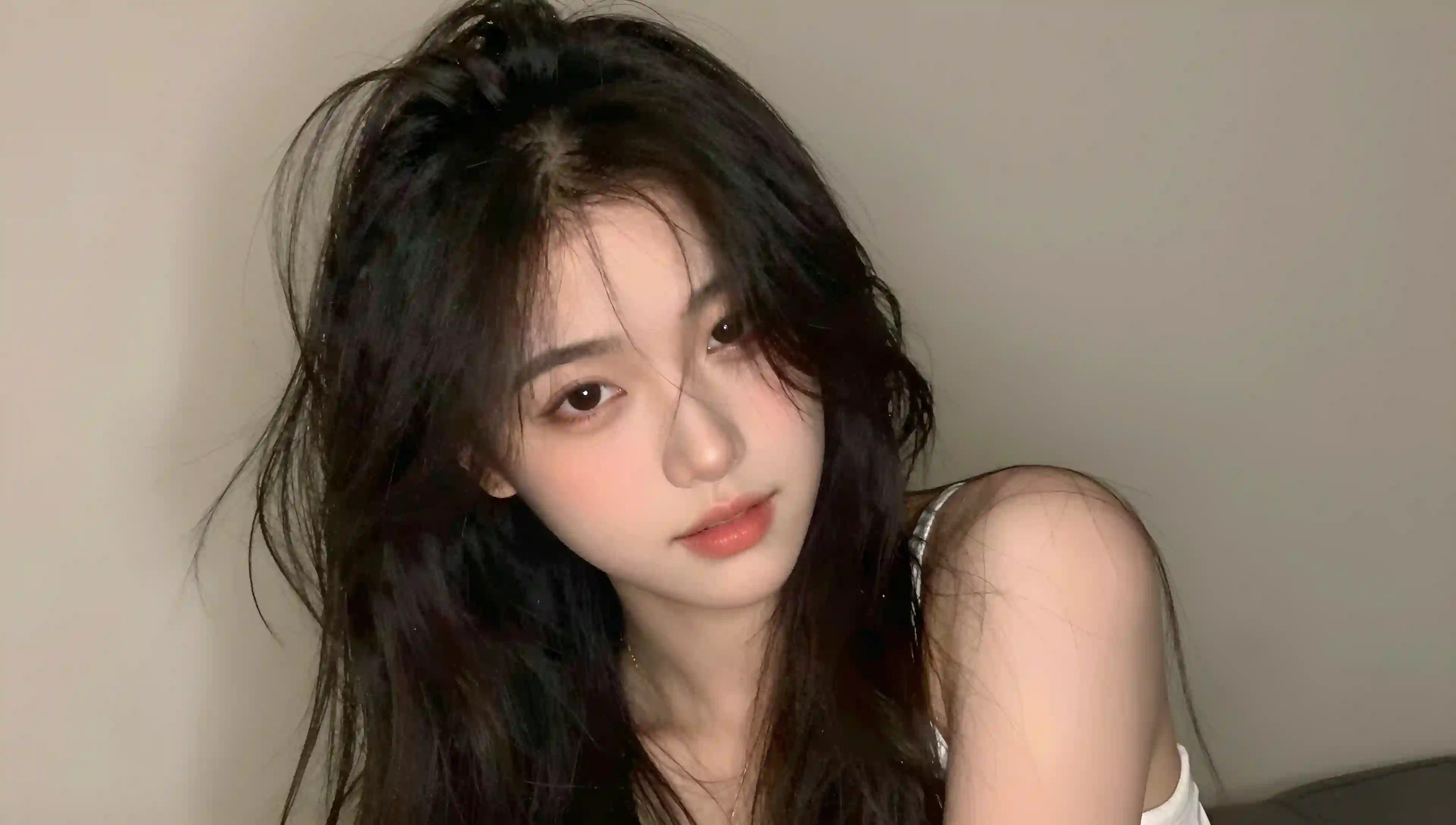 以ins风为主的室内场景照片_画面的主体是一位超高颜值的美少女_头发随意挽起_发丝蓬松且垂坠感极佳_长发自然地散落在肩头两侧_几缕发丝_2771254237.png