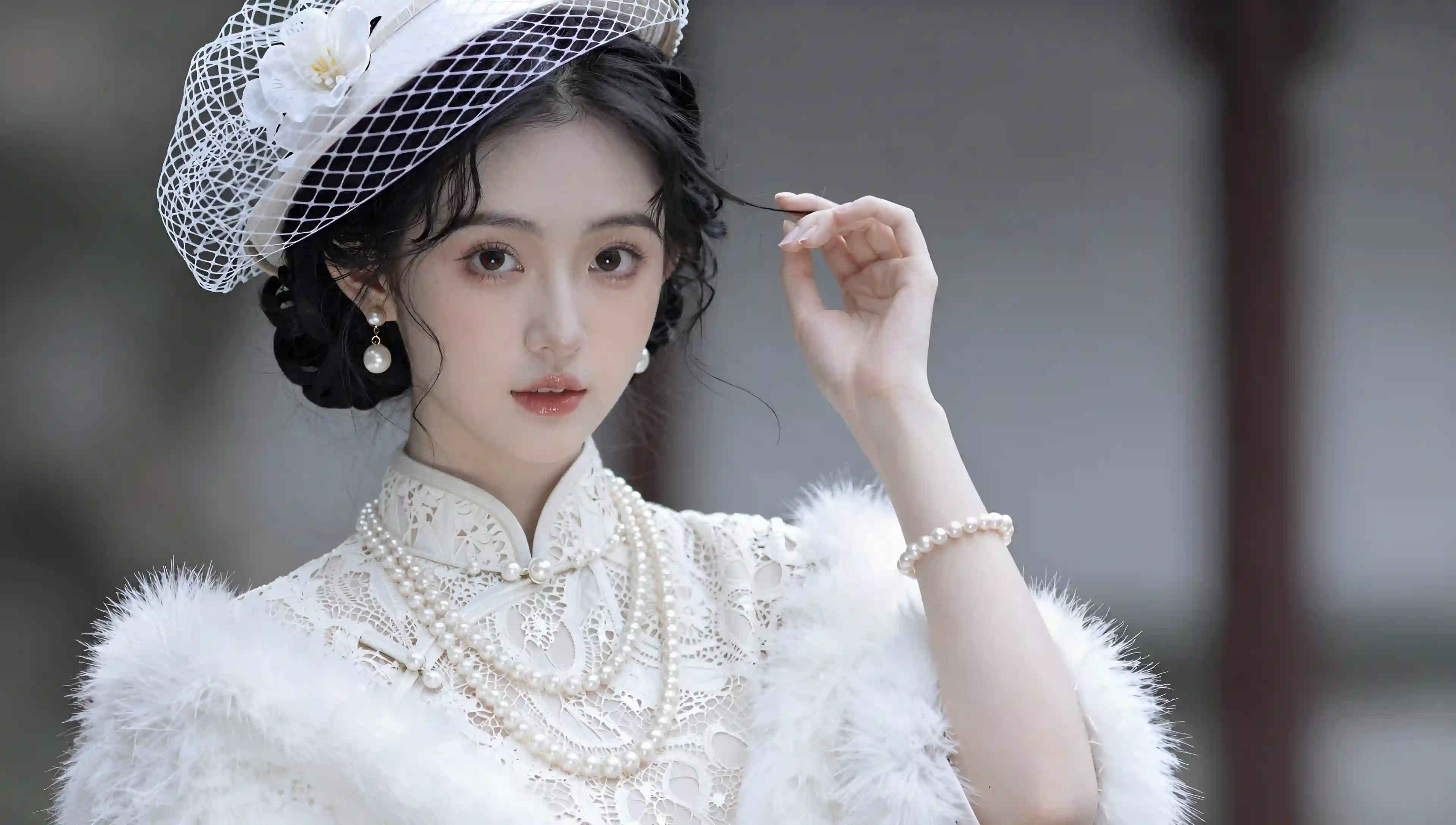真实摄影_亚洲高颜值美女_穿着白色蕾丝旗袍的民国_头戴缀有白花的网纱礼帽_乌黑卷发精致盘起_耳畔垂着珍珠耳饰__颈间佩戴多层珍珠项链__3177805210.png