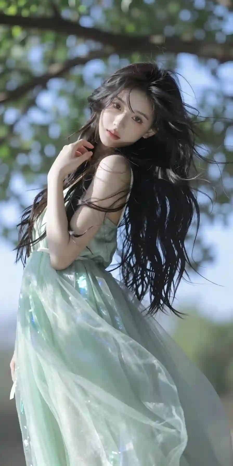一位长发及腰_超现实主义_真人出镜_模样似洋娃娃般可爱的女生_构图随意却尽显生活中的绚丽日常_害羞_感受风_与镜头互动_浅绿色纱裙_长裙_221517466.png